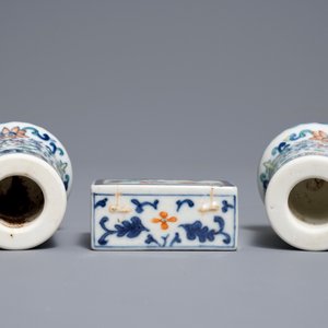 A pair of Chinese doucai scroll ends and a famille rose paper weight, 19/20th C. — 照片 6