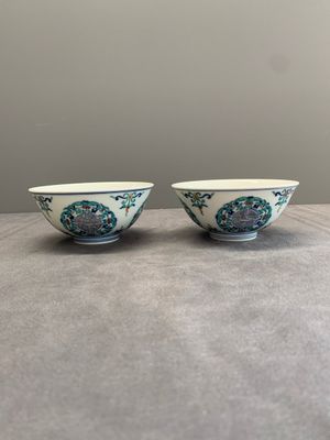 A pair of Chinese doucai 'shou' bowls, Yongzheng mark, 20th C. — photo 1