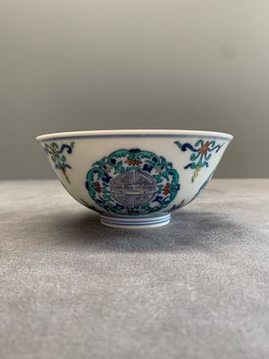 A pair of Chinese doucai 'shou' bowls, Yongzheng mark, 20th C. — photo 2