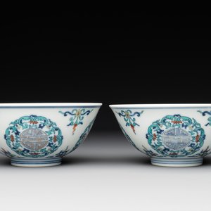 A pair of Chinese doucai 'shou' bowls, Yongzheng mark, 20th C. — photo 1