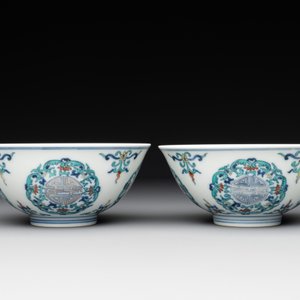 A pair of Chinese doucai 'shou' bowls, Yongzheng mark, 20th C. — photo 3