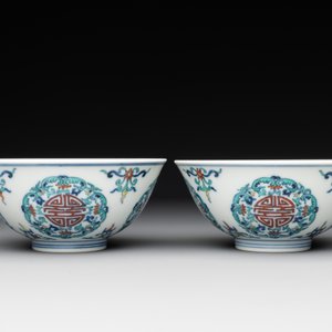 A pair of Chinese doucai 'shou' bowls, Yongzheng mark, 20th C. — photo 4