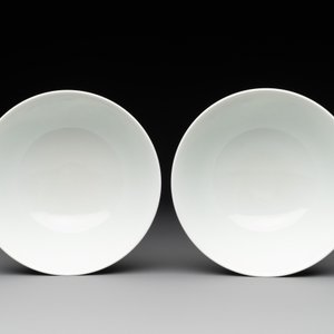 A pair of Chinese doucai 'shou' bowls, Yongzheng mark, 20th C. — photo 5
