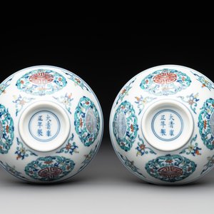 A pair of Chinese doucai 'shou' bowls, Yongzheng mark, 20th C. — photo 6