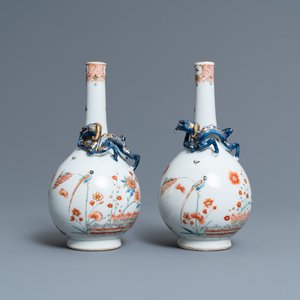 A pair of Chinese Dutch-decorated Kakiemon-style bottle vases, Kangxi — 照片 1