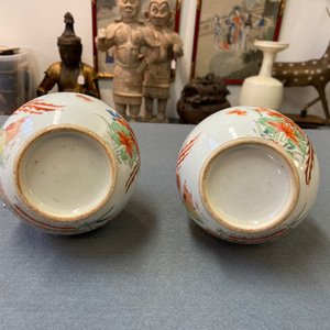 A pair of Chinese Dutch-decorated Kakiemon-style bottle vases, Kangxi — 照片 11