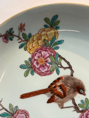A pair of Chinese Dutch-decorated plates with birds among flowering branches, 18th C. — photo 4