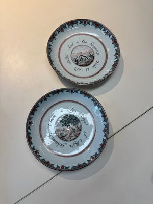 A pair of Chinese Dutch-decorated 'proverb' plates, 18th C. — photo 1