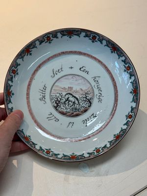 A pair of Chinese Dutch-decorated 'proverb' plates, 18th C. — photo 11