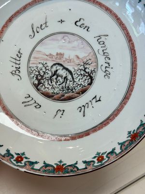 A pair of Chinese Dutch-decorated 'proverb' plates, 18th C. — photo 12