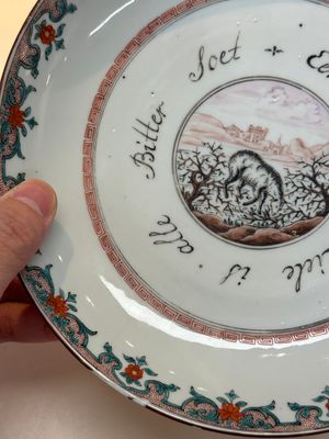 A pair of Chinese Dutch-decorated 'proverb' plates, 18th C. — photo 15