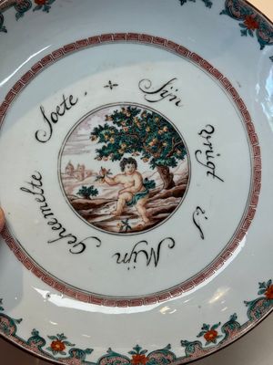 A pair of Chinese Dutch-decorated 'proverb' plates, 18th C. — photo 3