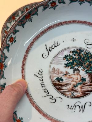 A pair of Chinese Dutch-decorated 'proverb' plates, 18th C. — photo 5