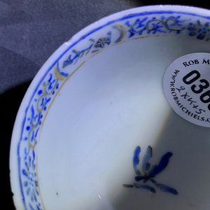A pair of Chinese eggshell cups and saucers with overglaze blue and gilt floral design, Yongzheng — photo 10