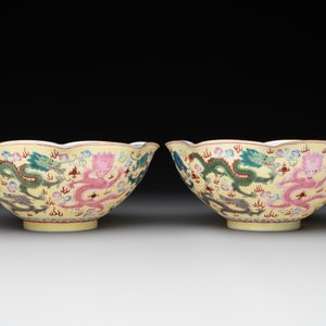 A pair of Chinese eggshell famille rose 'dragon' bowls, Qianlong mark, 20th C. — photo 3
