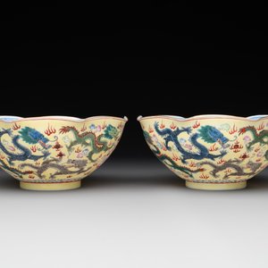 A pair of Chinese eggshell famille rose 'dragon' bowls, Qianlong mark, 20th C. — photo 4