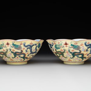 A pair of Chinese eggshell famille rose 'dragon' bowls, Qianlong mark, 20th C. — photo 5