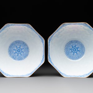 A pair of Chinese eggshell famille rose 'dragon' bowls, Qianlong mark, 20th C. — photo 6
