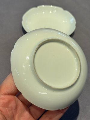 A pair of Chinese eggshell white-glazed cups and saucers, and two famille rose cups, 18th C. — photo 14