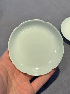 A pair of Chinese eggshell white-glazed cups and saucers, and two famille rose cups, 18th C. — photo 15