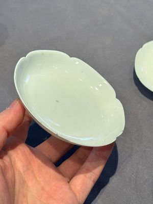 A pair of Chinese eggshell white-glazed cups and saucers, and two famille rose cups, 18th C. — photo 16