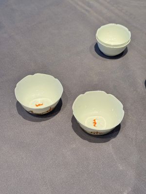 A pair of Chinese eggshell white-glazed cups and saucers, and two famille rose cups, 18th C. — photo 19