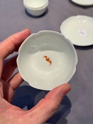 A pair of Chinese eggshell white-glazed cups and saucers, and two famille rose cups, 18th C. — photo 26