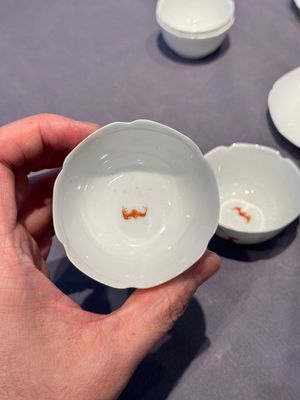 A pair of Chinese eggshell white-glazed cups and saucers, and two famille rose cups, 18th C. — photo 27