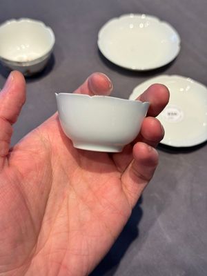 A pair of Chinese eggshell white-glazed cups and saucers, and two famille rose cups, 18th C. — photo 3