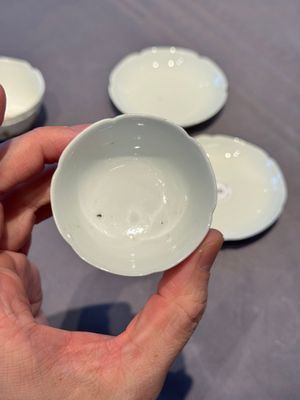 A pair of Chinese eggshell white-glazed cups and saucers, and two famille rose cups, 18th C. — photo 6