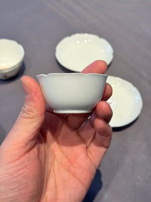 A pair of Chinese eggshell white-glazed cups and saucers, and two famille rose cups, 18th C. — photo 7