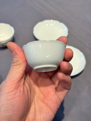 A pair of Chinese eggshell white-glazed cups and saucers, and two famille rose cups, 18th C. — photo 8