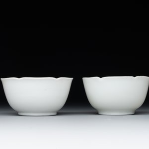A pair of Chinese eggshell white-glazed cups and saucers, and two famille rose cups, 18th C. — photo 11