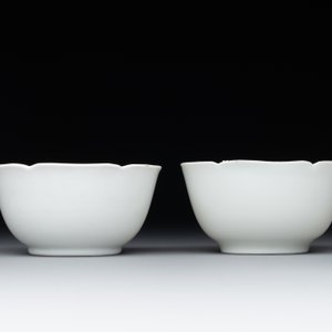 A pair of Chinese eggshell white-glazed cups and saucers, and two famille rose cups, 18th C. — photo 12