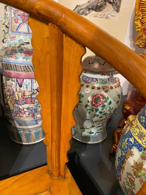 A pair of Chinese elmwood 'horseshoe' chairs, Republic — 照片 16