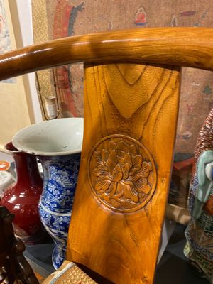 A pair of Chinese elmwood 'horseshoe' chairs, Republic — 照片 19