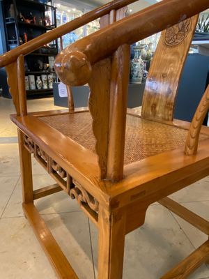 A pair of Chinese elmwood 'horseshoe' chairs, Republic — 照片 8