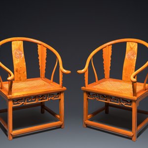 A pair of Chinese elmwood 'horseshoe' chairs, Republic — 照片 1