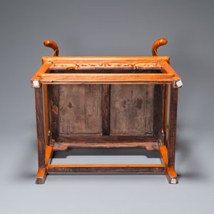 A pair of Chinese elmwood 'horseshoe' chairs, Republic — 照片 12