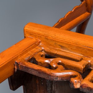 A pair of Chinese elmwood 'horseshoe' chairs, Republic — 照片 16