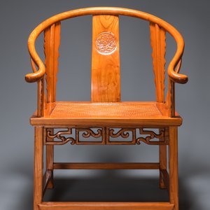 A pair of Chinese elmwood 'horseshoe' chairs, Republic — 照片 6