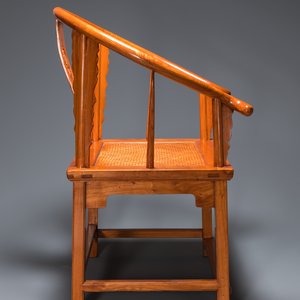 A pair of Chinese elmwood 'horseshoe' chairs, Republic — 照片 7