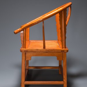 A pair of Chinese elmwood 'horseshoe' chairs, Republic — 照片 9
