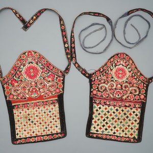 A pair of Chinese embroidered baby carriers, Miao minority, Southern China, early 20th C. — 照片 1