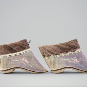 A pair of Chinese embroidered lotus shoes, 19/20th C. — photo 3