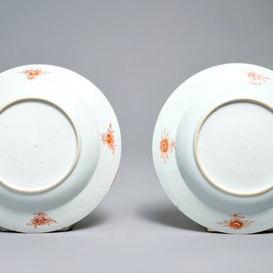 A pair of Chinese English market verte-Imari armorial soup plates, arms of Yonge, Yongzheng — 照片 2