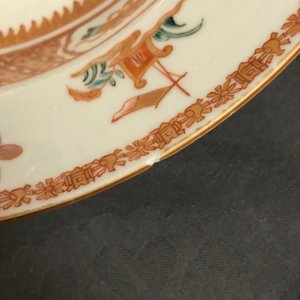A pair of Chinese English market verte-Imari armorial soup plates, arms of Yonge, Yongzheng — 照片 5