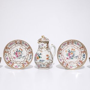A pair of Chinese export cups and saucers and a milk jug and cover, Qianlong — 照片 1