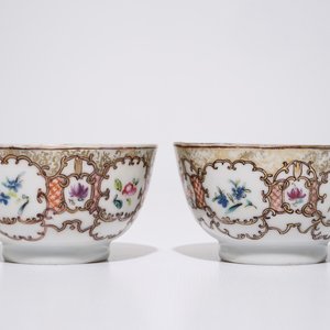 A pair of Chinese export cups and saucers and a milk jug and cover, Qianlong — 照片 11