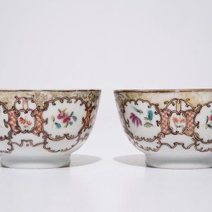 A pair of Chinese export cups and saucers and a milk jug and cover, Qianlong — 照片 13